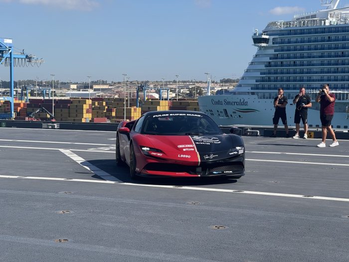 Record di Fabio Barone a 164 kmh sulla Nave Trieste con la Ferrari SF90 Stradale 5 700x525