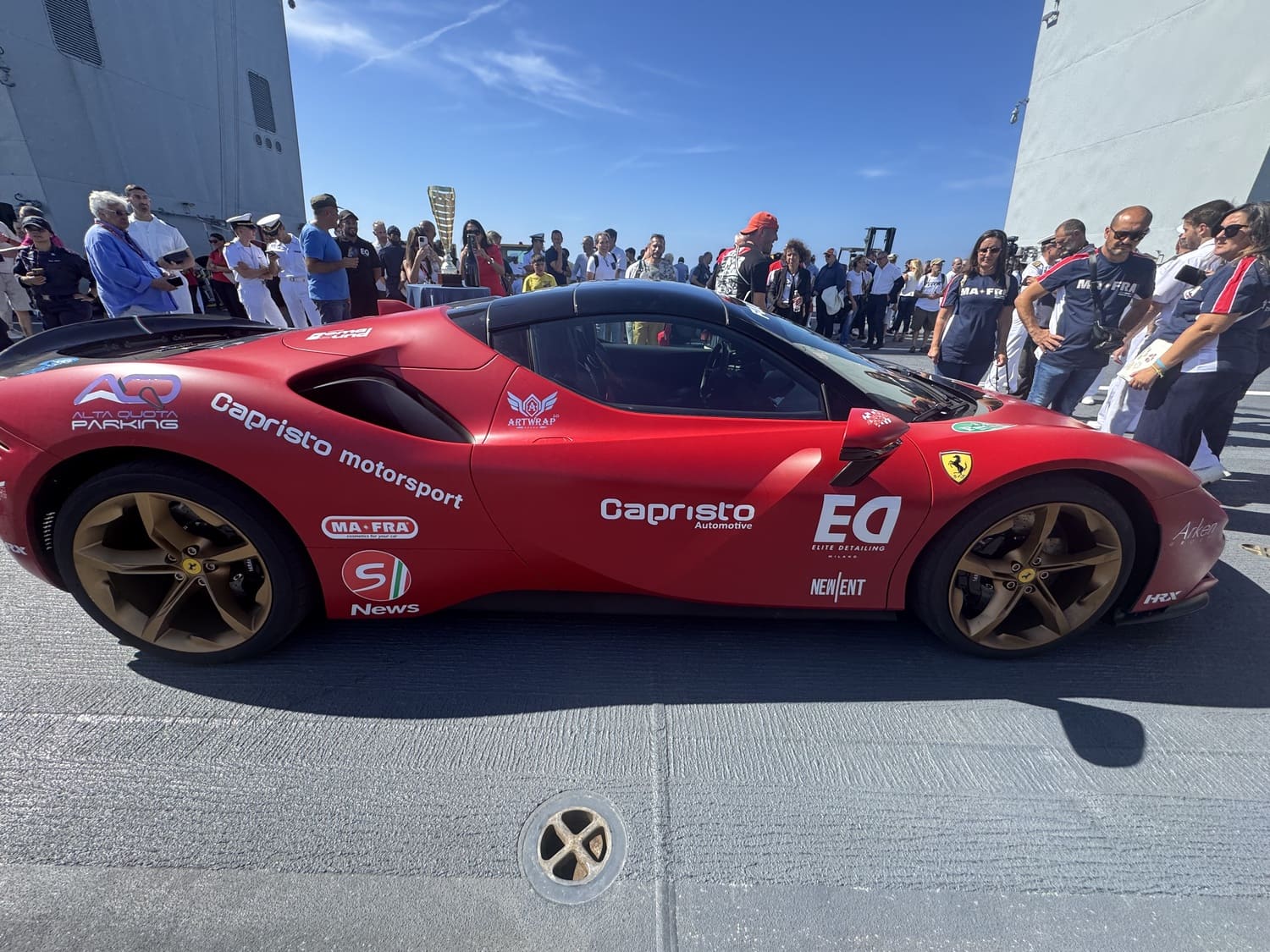 Record di Fabio Barone a 164 km/h sulla Nave Trieste con la Ferrari ...