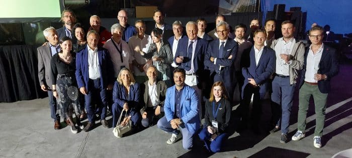 Gran Premio dei Sei Laghi 2025, i campioni volano tra storia e efficienza 3 Tutti i partecipanti alla gara con Stefano Arcifa Presidente Aero Club dItalia e Enrico Guggiari 700x315