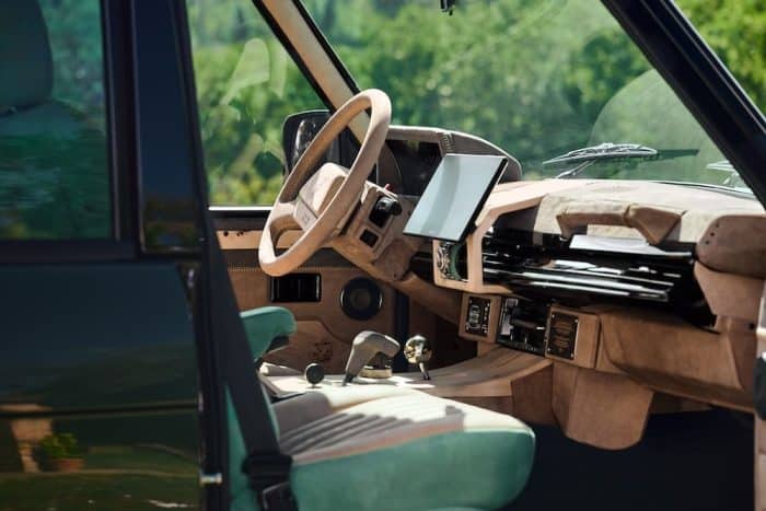 Vinile presenta a Maranello la prima Range Rover Classic Remastered 10 700x467