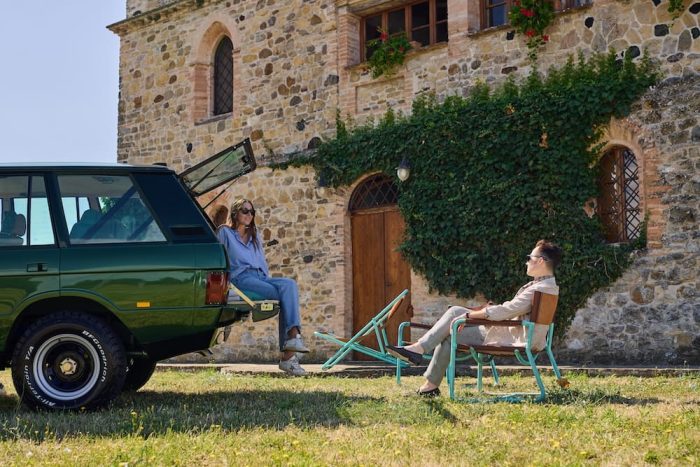 Vinile presenta a Maranello la prima Range Rover Classic Remastered 14 700x467