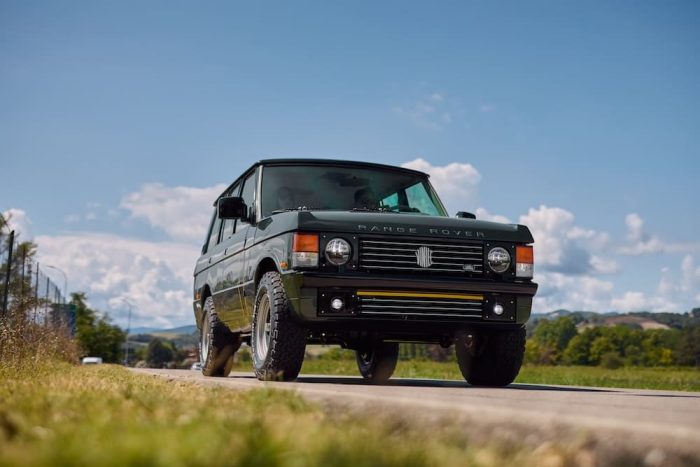 Vinile presenta a Maranello la prima Range Rover Classic Remastered 19 700x467