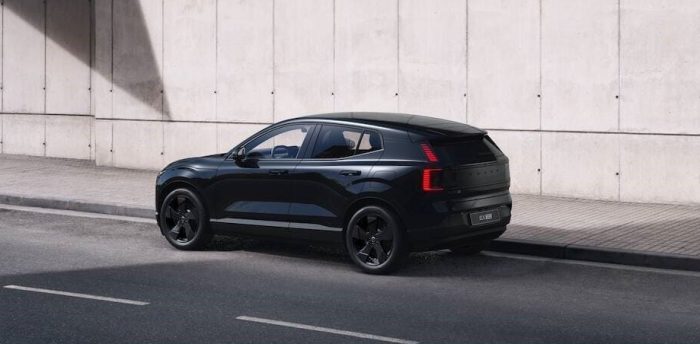 Volvo EX30 Black Edition incentivi fino a 11.000 euro 1 e1759220553194 700x344