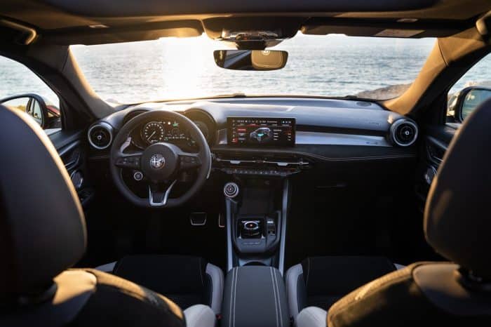 L'addio ad Alfa Romeo Tonale nel 2027 apre la strada al nuovo SUV prodotto a Melfi 4 Alfa Romeo Tonale 2026 facelift 51 700x466