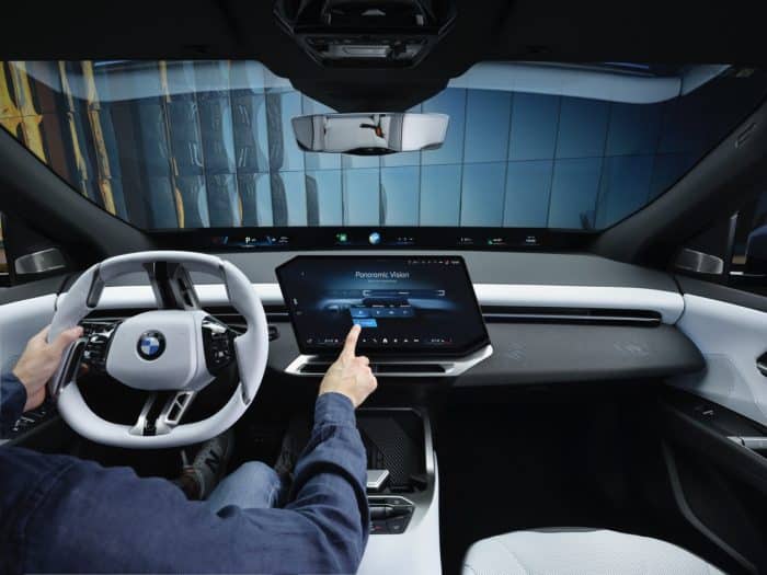 BMW Panoramic iDrive rivoluziona guida e tecnologia 3 Per piacere, elabora il testo seguente aggiornato nella struttura, adottando una prosa di carattere giornalistico, evocativo, brillante, fluente, approfondita e descrittiva. CAMBIA la struttura delle frasi e dei periodi, usa sinonimi per sostantivi, aggettivi, verbi. Evita le ripetizioni di concetti. Non usare termini retorici o celebrativi: il testo deve essere sobrio, coinvolgente. Rispetta la consecutio temporum. MODIFICA e migliora l'inizio e la fine delle frasi rispetto alle fonti. Non scrivere mai in prima persona. Non usare mai punti esclamativi nei titoli. Non usare mai le parole "questo", "questa", "questi", "queste". Non usare mai gli avverbi. Non usare la parola "brand", utilizza "Marchio", "Casa" o "Costruttore" al suo posto. Non usare le parole "vettura" o "veicolo", usa "auto" o "automobile" al suo posto. Scrivi le cifre in numeri, non in lettere. Usa al massimo 3 sottotitoli, non mettere un titolo o sottotitolo all'inizio del testo. Elabora un titolo SEO attraente, lunghezza massima 60 caratteri, con numeri e power words. Non scrivere CV, scrivi cavalli. Lunghezza massima paragrafi 30 parole. Lunghezza massima frasi 20 parole. Realizza tre sottotitoli nell'articolo Elabora descrizione SEO, lunghezza massima 160 caratteri. Elenca parole chiave principali, al massimo 5, separate da virgole. Usa il bold al massimo 30 volte e solo per le parole più importanti. Non scrivere "percento" ma scrivi "%". Scrivi "euro" non scrivere "€". Riporta fedelmente tra virgolette le frasi dei protagonisti. Utilizza SEMPRE nei titoli e nei sottotitoli la punteggiatura abituale di maiuscole e minuscole adottata nei paragrafi. Inserisci nel finale le "5 cose da sapere su ...": BMW Panoramic iDrive rivoluziona l’esperienza di guida La BMW iX3 è il primo modello di serie in cui BMW Panoramic iDrive ridefinisce l’esperienza utente e, di conseguenza, anche il piacere di guidare. Con il suo equilibrio sapientemente dosato tra funzioni digitali ed elementi fisici, BMW Panoramic iDrive eleva il funzionamento intuitivo e il focus sul guidatore – secondo il celebre principio BMW “hands on the wheel, eyes on the road” – a un nuovo livello. Il sistema nasce dall’esperienza pluridecennale e da un approccio di design centrato sull’utente. Feedback individuali dei clienti, dati di oltre 10 milioni di veicoli connessi e studi di usabilità con più di 3.000 clienti sono stati tutti integrati nel processo di sviluppo. I controlli fisici sono a portata di mano, ad esempio per i tergicristalli, gli indicatori di direzione, gli specchi esterni, il controllo del volume, il selettore della marcia, il freno di stazionamento, le luci di emergenza, la funzione di riscaldamento e sbrinamento del lunotto. Altri comandi sono stati ottimizzati per l’uso tramite touch e comando vocale o tramite il volante multifunzione. BMW Panoramic iDrive combina quattro elementi chiave per creare un sistema di visualizzazione e controllo/funzionamento senza pari, che perfeziona il focus sul guidatore, la fornitura di informazioni e l'ergonomia. BMW Panoramic Vision è un nuovo concetto di display sviluppato da BMW per proiettare contenuti direttamente sulla parte inferiore del parabrezza, dove le informazioni appaiono su una superficie nera stampata che va da montante A a montante A e sono visibili con un effetto 3D per guidatore e passeggeri. Le informazioni di guida più importanti vengono proiettate direttamente nel campo visivo del guidatore sul lato sinistro di BMW Panoramic Vision, sopra il volante. Il guidatore può personalizzare i contenuti nelle aree centrali e di destra di BMW Panoramic Vision. Il nuovo BMW 3D Head-Up Display, posizionato sopra il BMW Panoramic Vision, per la prima volta ora mostra grafica di navigazione integrata e assistenza alla guida direttamente nel campo visivo del guidatore. I contenuti di BMW Panoramic Vision e di BMW 3D Head-Up Display sono presentati in modo coordinato. Il BMW Group ha depositato diverse domande di brevetto relative alle tecnologie di proiezione impiegate nei due display, a ulteriore dimostrazione della quantità di innovazione che è stata investita in essi. Il Central Display da 17,9 pollici in design free-cut con tecnologia a matrice retroilluminata e risoluzione di 3340x1440 pixel presenta una versione ulteriormente migliorata della tipica struttura QuickSelect per consentire il controllo ottimale di funzioni e contenuti tramite touch. La schermata iniziale del Central Display mostra permanentemente la mappa di navigazione BMW Maps o contenuti configurabili in modo indipendente. Alcuni widget si trovano disposti verticalmente sul lato del guidatore, che si possono cambiare scorrendo con un gesto. La funzione QuickSelect permette di accedere direttamente alle funzioni più importanti senza dover entrare in sottomenù. Scorrendo orizzontalmente un widget si ottengono informazioni e opzioni aggiuntive. L’operatività è estremamente ergonomica grazie alla posizione ideale del Central Display vicino al volante. Gli utenti possono tornare alla schermata iniziale da qualsiasi sottomenù toccando l’icona Home sul margine inferiore del Central Display. Si trovano qui anche le icone di accesso rapido per la riproduzione musicale, la navigazione, le telefonate, la raccolta All Apps e le impostazioni del veicolo. Sul Central Display è presente un menù contenente widget che possono essere spostati nel BMW Panoramic Vision tramite trascinamento. È possibile configurare liberamente fino a sei widget in questo modo. Il nuovo volante multifunzione impiega l’approccio BMW shy-tech, ovvero le funzioni disponibili sono indicate illuminando i corrispondenti pulsanti. Esso funge da principale punto di controllo fisico, i cui pulsanti offrono feedback tattile attivo. Le superfici dei pulsanti, finemente progettate e con una texture in rilievo, garantiscono un’orientazione ottimale e permettono al guidatore di controllare le funzioni manualmente senza distogliere gli occhi dalla strada. I pulsanti sono disposti seguendo il principio tradizionale di collocare le funzioni di assistenza alla guida sul lato sinistro dello sterzo e le funzioni di infotainment e comunicazioni sul lato destro. Alla base del BMW Panoramic iDrive c'è il BMW Operating System X, anch'esso di nuova concezione, che offre ampie possibilità di personalizzazione tramite BMW ID, assistenza alla guida intelligente, un'ampia gamma di funzioni digitali, connettività tramite l'app My BMW e un'eccellente predisposizione al futuro grazie ai BMW Software Updates.