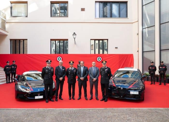Carabinieri con Maserati MCpura e Alfa Romeo Giulia formidabile potenza al servizio della vita 24 700x504