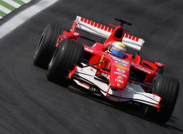 Al centro dell’allestimento, la mostra celebrativa dedicata ai 75 anni di Formula 1, realizzata in qualità di Federazione sportiva automobilistica italiana. Una collezione di monoposto che raccontano la grande tradizione italiana, dalla Ferrari 246 F1 alla Minardi F189 F1, dalla Dallara F192 alla Osella FA1/G, fino alla leggendaria Ferrari 248 F1 guidata da Michael Schumacher.