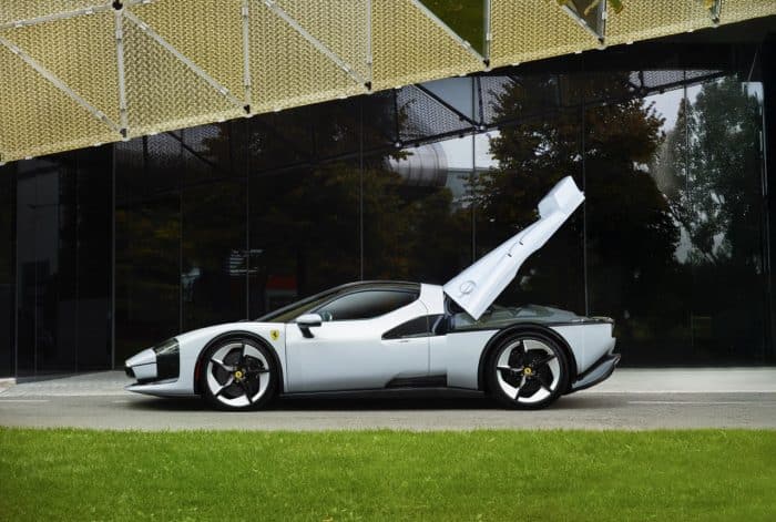 Ferrari SC40, fenomenale pezzo unico ispirato alla mitica F40 3 Ferrari SC40 2025 9 700x471