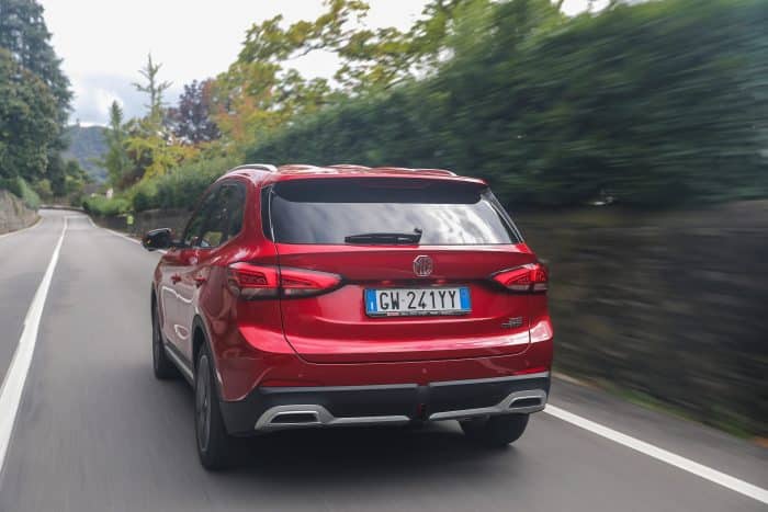 MG ZS HYBRID  700x467