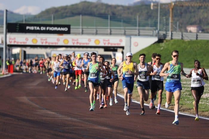 Ferrari Mezza Maratona d’Italia 2026, sport e mito a Maranello 4 immagine del passaggio dei runner nella pista di Fiorano 1024x768 700x467