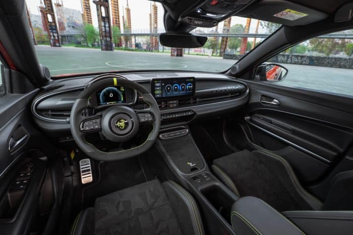 Abarth 600e Competizione Edizione Milano Cortina 2026 6 700x466