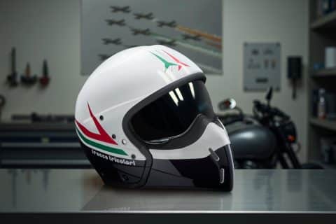 Airoh e Aeronautica Militare 2025 caschi speciali Casco Aeronautica Militare AIROH J110 Frecce Tricolori 480x320