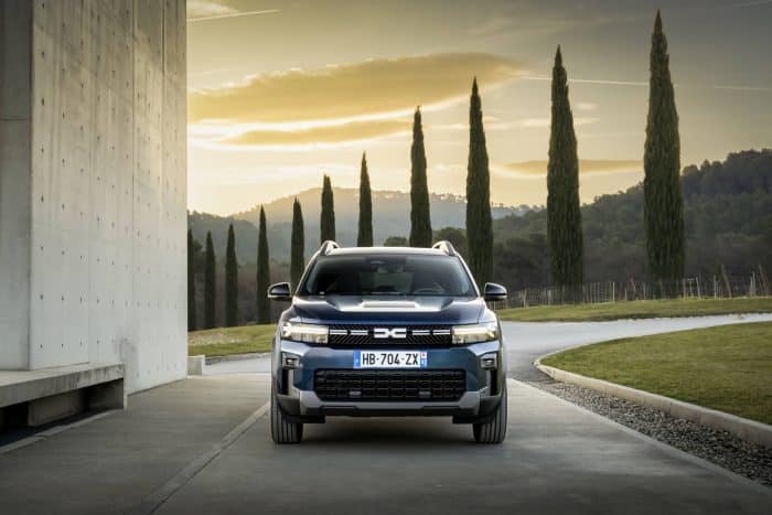 Dacia Bigster G-140, 1.450 km di autonomia e nuova tecnologia ibrida, GPL e benzina 3 Dacia Bigster G 140 1 700x467