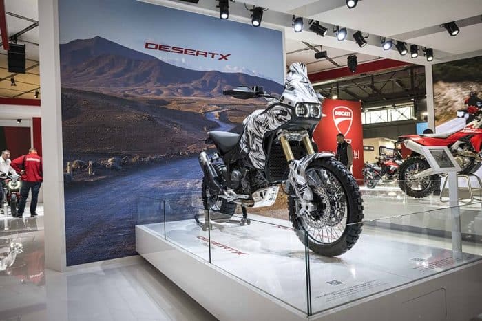 Ducati conquista EICMA 2025 con Hypermotard V2 e Desmo450 MX 1 700x467
