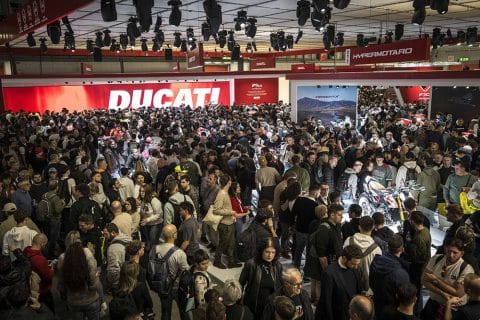 Ducati conquista EICMA 2025 con Hypermotard V2 e Desmo450 MX 3 480x320