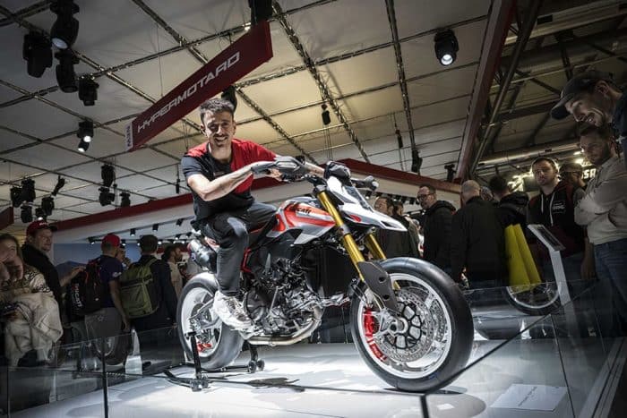 Ducati conquista EICMA 2025 con Hypermotard V2 e Desmo450 MX 4 700x467