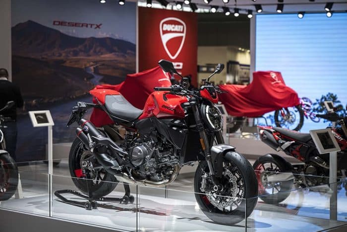 Ducati conquista EICMA 2025 con Hypermotard V2 e Desmo450 MX 5 700x467
