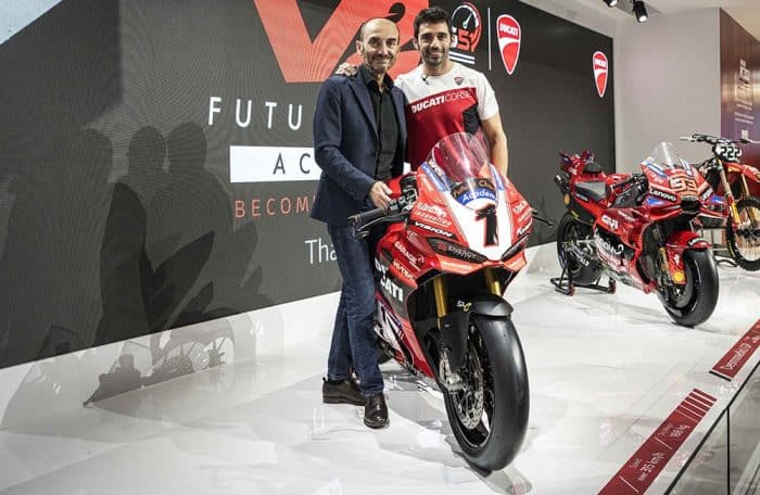 Ducati conquista EICMA 2025 con Hypermotard V2 e Desmo450 MX 9 700x456
