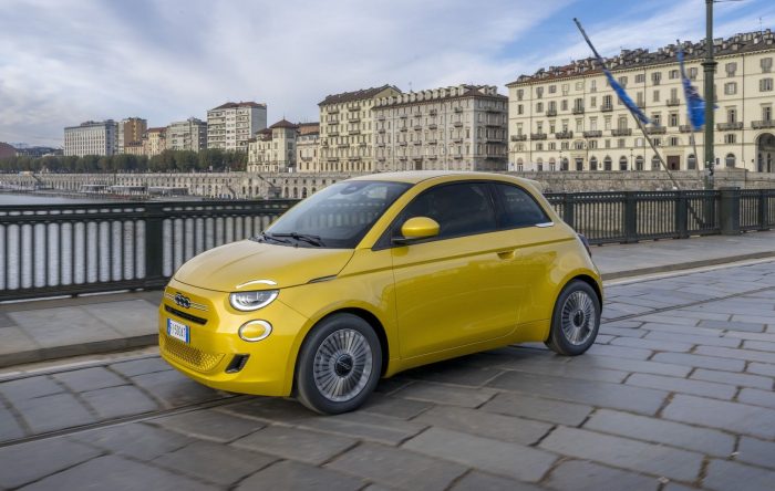 John Elkann rilancia Mirafiori con la nuova Fiat 500 Hybrid 3 Fiat 500 Hybrid