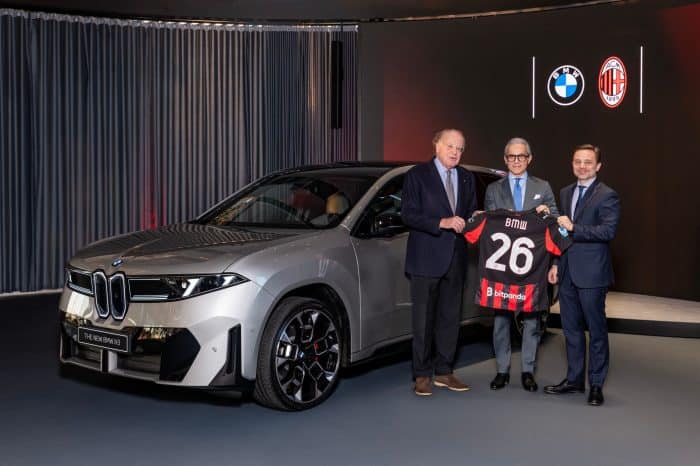 House of BMW Italia si trasforma in San Siro per la consegna di 20 auto al Milan 3 700x466