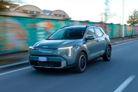 Kia Stonic 2026 su strada 480x320
