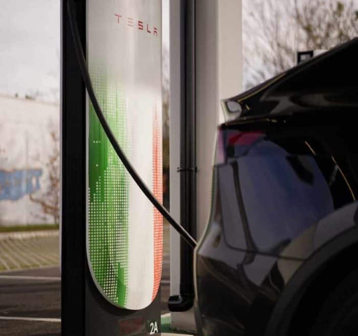 Tesla supera quota 1000 Supercharger in Italia 3 rotated e1764158555895 700x656