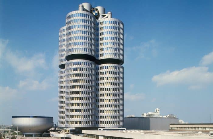 Da sinistra, il Museo e la Torre BMW, celebre come il "Quattro Cilindri"