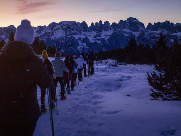 Inverno 2025 in Paganella, eventi, neve e tradizioni da vivere 4 VISIT PAGANELLA Ciaspolate sulla neve ph. Filippo Frizzera 9 700x525