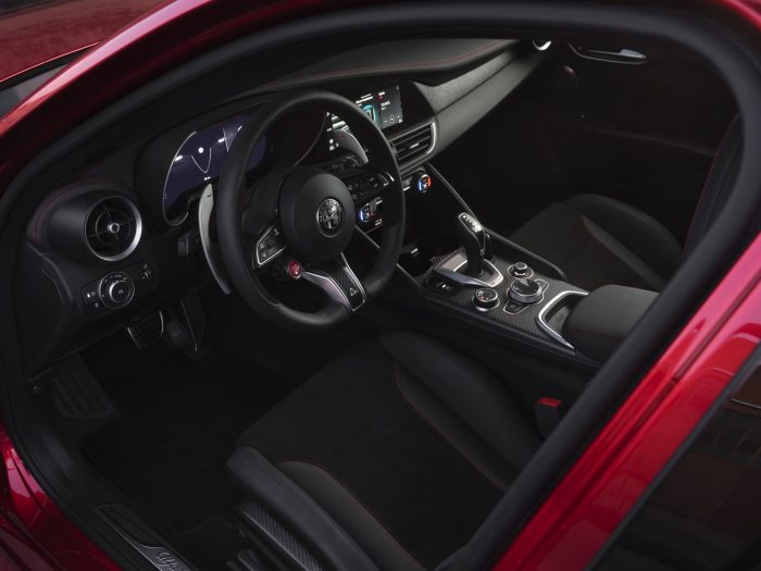 Alfa Romeo Giulia e Stelvio Quadrifoglio Collezione, nuove edizioni limitate 6 Alfa Romeo Giulia e Stelvio Quadrifoglio Collezione 13 700x525