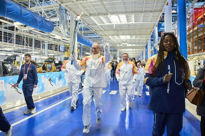 Fiamma Olimpica a Pomigliano Alfa Romeo protagonista a Milano Cortina 2026 3 700x467