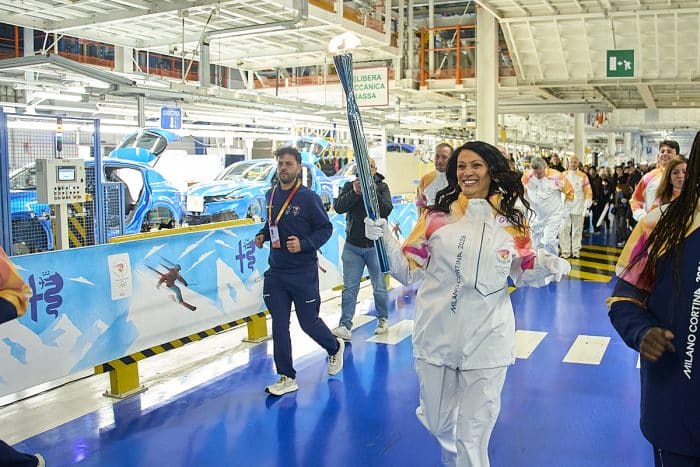 Fiamma Olimpica a Pomigliano Alfa Romeo protagonista a Milano Cortina 2026 4 700x467