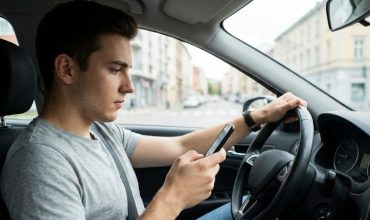 Giovani-e-sicurezza-alla-guida-uno-su-due-usa-ancora-lo-smartphone-al-volante.-Ma-leducazione-salva-vite-1-370x220.jpg
