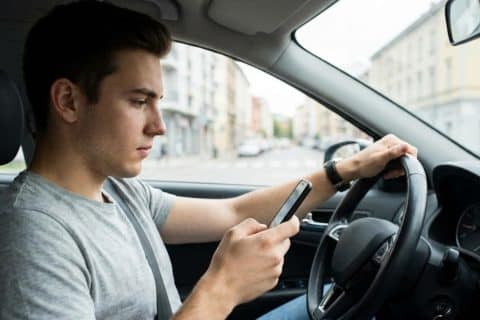 Giovani e sicurezza alla guida, uno su due usa ancora lo smartphone al volante. Ma l'educazione salva vite 19 Giovani e sicurezza alla guida, uno su due usa ancora lo smartphone al volante. Ma l'educazione salva vite