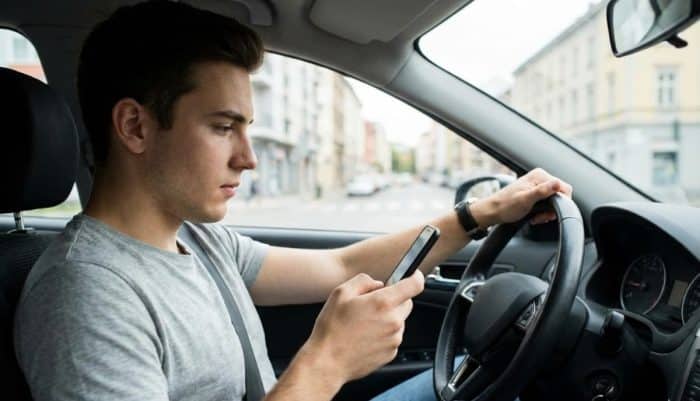 Giovani e sicurezza alla guida, uno su due usa ancora lo smartphone al volante. Ma l'educazione salva vite