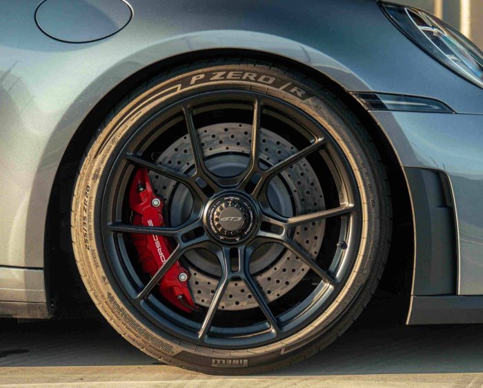 Pirelli lancia P Zero R e Trofeo RS per Porsche 911 GT3 2 scaled e1765277652489 700x563