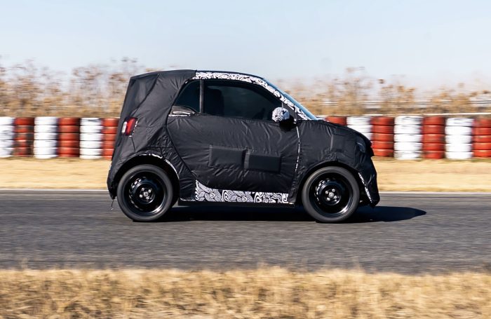 Anteprima Smart #2 elettrica, test su strada e ritorno alle origini. Arriverà nel 2026 2 Smart #2 test anteprima 2026 - 1