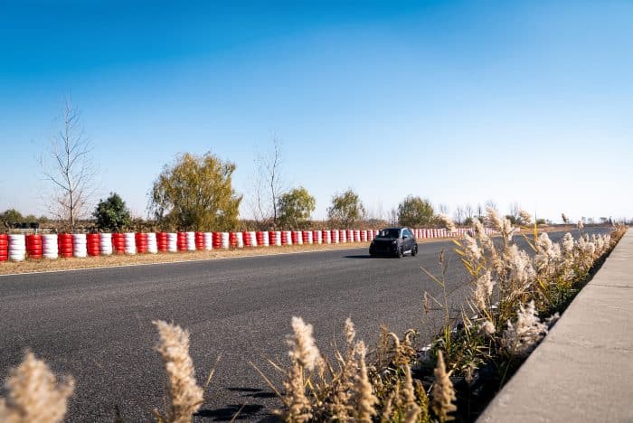 Anteprima Smart #2 elettrica, test su strada e ritorno alle origini. Arriverà nel 2026 3 Smart 2 test anteprima 2026 3 700x468