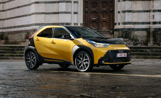 Toyota-Aygo-X-test-drive-2026_Aygo-X_GR-Sport_Mustard_Static_002-scaled-e1765802477640-669x408.jpg