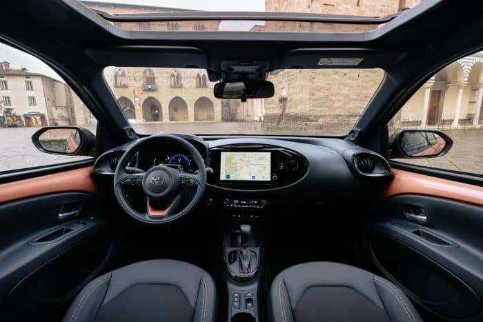 Toyota Aygo X, come va la prima citycar full hybrid. Consumi ed efficienza 3 Toyota Aygo X test drive 2026 Aygo X High Grade Cinnamon Interior and Details 001 700x467