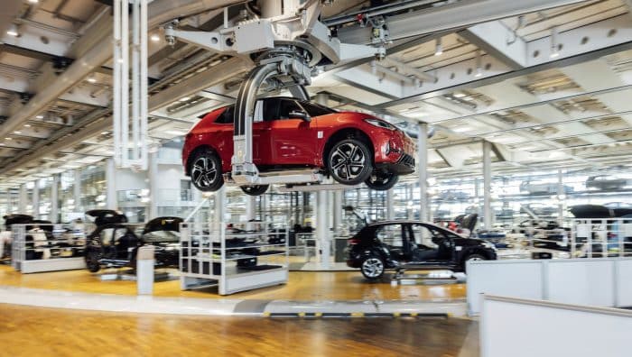 Volkswagen chiude la fabbrica di auto elettriche di Dresda, primo impianto tedesco del Marchio chiuso dopo 88 anni di storia 3 Volkswagen fabbrica auto elettriche Dresda Glaserne Manufaktur 7 700x396