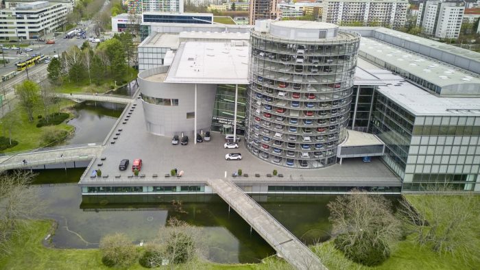 Volkswagen chiude la fabbrica di auto elettriche di Dresda, primo impianto tedesco del Marchio chiuso dopo 88 anni di storia 4 Volkswagen fabbrica auto elettriche Dresda Glaserne Manufaktur 8 700x394