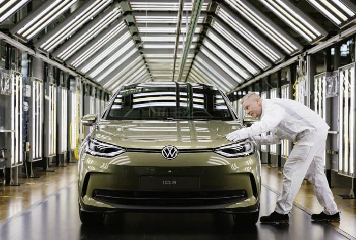 Volkswagen chiude la fabbrica di auto elettriche di Dresda, primo impianto tedesco del Marchio chiuso dopo 88 anni di storia 2 Volkswagen fabbrica auto elettriche Dresda Gläserne Manufaktur 9