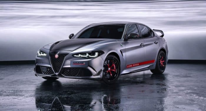 **Alfa Romeo Giulia Quadrifoglio Luna Rossa: 10 pezzi, aerodinamica estrema** **Descrizione SEO – 160 caratteri** Giulia Quadrifoglio Luna Rossa debutta a Bruxelles 2026: 10 esemplari, aerodinamica evoluta, 520 cavalli e materiali esclusivi dalla vela. **Parole chiave** Alfa Romeo Giulia Quadrifoglio, Luna Rossa, serie limitata Alfa Romeo, aerodinamica carbonio, BOTTEGAFUORISERIE --- Al **Bruxelles Motorshow 2026** Alfa Romeo svela **Giulia Quadrifoglio Luna Rossa**, serie limitata in **10 esemplari** che inaugura la collaborazione con il team simbolo della vela internazionale. Il progetto nasce come sintesi tecnica e culturale tra ingegneria automobilistica e ricerca sui materiali nautici, evitando logiche celebrative e puntando su contenuti misurabili. Ogni esemplare prende forma nello stabilimento di **Cassino**, quindi viene trasformato tramite un processo artigianale che coinvolge partner italiani specializzati in lavorazioni avanzate. ### Aerodinamica evoluta e carbonio funzionale Giulia Quadrifoglio Luna Rossa rappresenta il modello **Quadrifoglio più efficiente** mai sviluppato sul piano aerodinamico. Il nuovo **kit in carbonio a bassa resistenza**, composto da appendici anteriori, profili sul fondo scocca, minigonne dedicate e ala posteriore, incrementa il carico fino a **5 volte** rispetto alla versione di serie. A **300 km/h** la deportanza raggiunge **140 kg**, mantenendo valori di resistenza contenuti grazie a una gestione accurata dei flussi. La distribuzione del carico resta in linea con l’equilibrio originale, con una ripartizione del **40% all’anteriore**, elemento che preserva precisione e coerenza dinamica. ### Meccanica Quadrifoglio e prestazioni misurate Sotto il cofano lavora il **2.9 V6 biturbo da 520 cavalli**, abbinato a un differenziale autobloccante meccanico. La configurazione ottimizza il trasferimento di coppia, sostenendo trazione e controllo nelle fasi di inserimento e percorrenza. L’ala posteriore a **doppio profilo**, ispirata ai foil degli AC75 di Luna Rossa, utilizza una sezione ribaltata per trasformare energia vorticosa in carico verticale. La soluzione consente di mantenere la **velocità massima di 300 km/h**, con un rapporto tra carico ed efficienza che definisce nuovi riferimenti interni alla gamma. ### Stile Luna Rossa e materiali autentici La carrozzeria adotta una **vernice cangiante** che richiama le superfici metalliche dello scafo Luna Rossa. Il contrasto bicolore, con **cofano, tetto e coda in nero ponte barche**, valorizza le superfici scolpite della berlina. Per la prima volta nella storia Alfa Romeo, i **loghi adottano fondo rosso**, scelta che sottolinea identità sportiva e continuità progettuale. I cerchi da **19 pollici** presentano una sfumatura interna rossa, mentre tetto, calotte e scudetto espongono carbonio a vista. L’abitacolo integra **sedili Sparco** con texture ispirate ai **Personal Flotation Device**, mentre la plancia ospita un inserto ricavato da una **vela originale Luna Rossa**. Santo Ficili, **COO di Alfa Romeo**, ha dichiarato: “La collaborazione con Luna Rossa nasce da una condivisione reale di competenze tecniche e visione industriale, non da un esercizio di immagine”. --- ### Le 5 cose da sapere su Giulia Quadrifoglio Luna Rossa * Serie limitata a **10 esemplari**, tutti già assegnati. * **140 kg di carico** aerodinamico a 300 km/h. * Motore **V6 biturbo da 520 cavalli**. * Materiali interni derivati direttamente dal mondo della vela. * Primo progetto sviluppato nell’universo **BOTTEGAFUORISERIE**. 