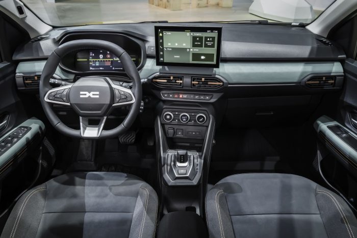 Dacia Sandero 2026, prezzi, GPL top e full hybrid da 155 cavalli 4 Dacia 2026 4 700x467