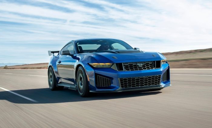 Per piacere, elabora dalle fonti indicate un articolo adottando una prosa dinamica, disinvolta di carattere giornalistico. Lunghezza articolo MASSIMA 3000 caratteri. Testo fluente, approfondito e descrittivo. CAMBIA in modo NETTO, migliora e aggiorna la struttura delle frasi e dei periodi, usa sinonimi per sostantivi, aggettivi, verbi.  Evita le ripetizioni.  Ispirati per lo stile di scrittura a questi 3 articoli ai link seguenti: 1 - https://motori.quotidiano.net/news/alfa-romeo-stelvio-va-strada-pregi-difetti.htm 2 - https://www.quattroruote.it/news/primo_contatto/2025/09/11/ford_mustang_gtd_da_muscle_car_a_supercar_il_passo_e_breve_video.html 3 - https://rollingsteel.it/alfa-romeo-giulia-quadrifoglio/ Non usare termini retorici o celebrativi.  Rispetta la consecutio temporum.  Non scrivere mai in prima persona.  Non usare punti esclamativi.   Non usare le parole "questo", "questa", "questi", "queste".  Non usare gli avverbi.  Non usare la parola "brand", utilizza "Marchio", "Casa" o "Costruttore".  Non scrivere CV, scrivi cavalli.  Non scrivere "percento" ma scrivi "%" a fianco al numero: ad esempio "53%".  Scrivi "euro" non scrivere "€". Realizza 3 sottotitoli - mai all'inizio dell'articolo - con parole chiave.  Scrivi le cifre in numeri, non in lettere.  Elabora un titolo SEO attraente, lunghezza 60 caratteri, con numeri e power words.  Elabora descrizione SEO, lunghezza 160 caratteri. Elenca 5 parole chiave principali, separate da virgole. Realizza sempre frasi di lunghezza di ALMENO 15 parole (nel caso, unisci due frasi). Vai a capo spesso. Usa il bold 30 volte e solo per le parole più importanti.   Riporta tra virgolette le dichiarazioni dei protagonisti, citando la loro qualifica.  Utilizza nei titoli e nei sottotitoli la punteggiatura di maiuscole e minuscole adottata nei paragrafi.  A fine articolo aggiungi l'elenco "Le 5 cose da sapere ..": Ford Mustang Dark Horse SC, una stradale per i track day La Ford chiude il gap tra la Mustang Dark Horse e la estrema GTD con un modello sportivo evoluto denominato Dark Horse SC, una versione sviluppata dal reparto Ford Racing. Pensata per chi vuole una stradale pronta all’uso in pista, la Dark Horse SC ha debuttato negli Usa, dove sarà disponibile anche con un Track Package dedicato. Dentro il cofano rimane protagonista il V8, ora dotato di compressore volumetrico, da cui deriva la sigla SC. L’unità è strettamente imparentata con il 5.2 della più estrema GTD, abbinata al cambio automatico. Le specifiche definitive non sono ancora state comunicate, così come i dati prestazionali, ma Ford ha sottolineato il grande lavoro svolto su aerodinamica e ciclistica rispetto alla Dark Horse aspirata. Mustang Dark Horse SC, una stradale per i track day Gli ingegneri di Ford Racing hanno messo a punto la SC confrontandola direttamente in pista con la GTD e con la GT3 da competizione, trasferendo sulla versione stradale parte delle soluzioni racing. Ne nasce un modello meno costoso ed estremo della GTD, ma perfetto per i trackday, capace di soddisfare i clienti più esigenti. Mustang Dark Horse SC, una stradale per i track day Dal punto di vista aerodinamico sono stati introdotti un cofano in carbonio con sfoghi d’aria, paraurti rivisti e un sottoscocca con canalizzazioni specifiche. Per chi desidera il massimo in circuito, il Track Package aggiunge un’ala posteriore in stile GTD capace di generare fino a 280 kg di downforce, oltre ai sedili Recaro, ai freni carboceramici Brembo, ai pneumatici semi‑slick Michelin Pilot Sport Cup 2R e ai cerchi in carbonio. La SC Special Edition offre inoltre componenti in titanio stampati in 3D, derivati direttamente dalla GTD. Su tutte le varianti sono presenti il controllo di trazione regolabile su cinque livelli e il volante rivestito in carbonio e Alcantara.