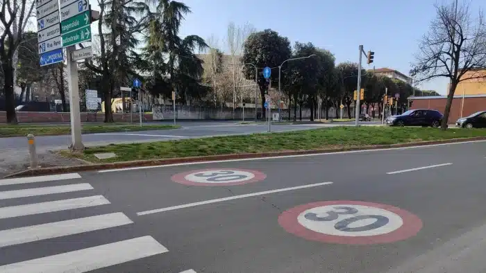 La segnaletica della citta 30 in alcune strade cittadine 700x394