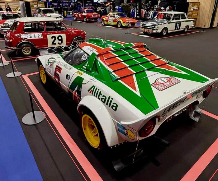 Lancia Stratos Renault 5 Turbo Lancia Delta HF a Retromobile debutta The Golden Age of Rally 3 e1769667545519 700x582