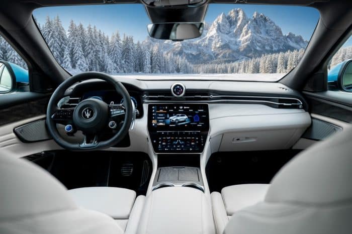 Maserati presenta Grecale Cristallo a Modena al passaggio della Fiamma Olimpica 4 Maserati Grecale Cristallo debutto tra Olimpiadi e design 34 700x466