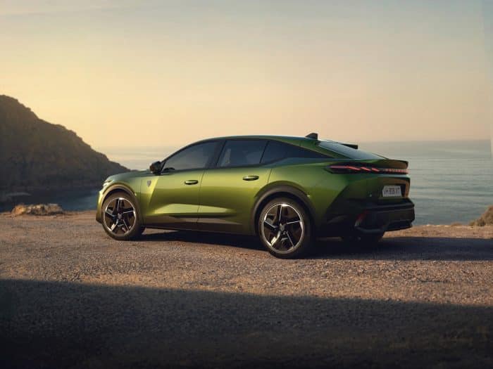 Nuova Peugeot 408, tre powertrain e design audace che rilancia il segmento C 3 Nuova Peugeot 408 18 700x525