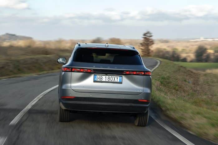 Omoda 7 SHS P prova su strada 8 700x466